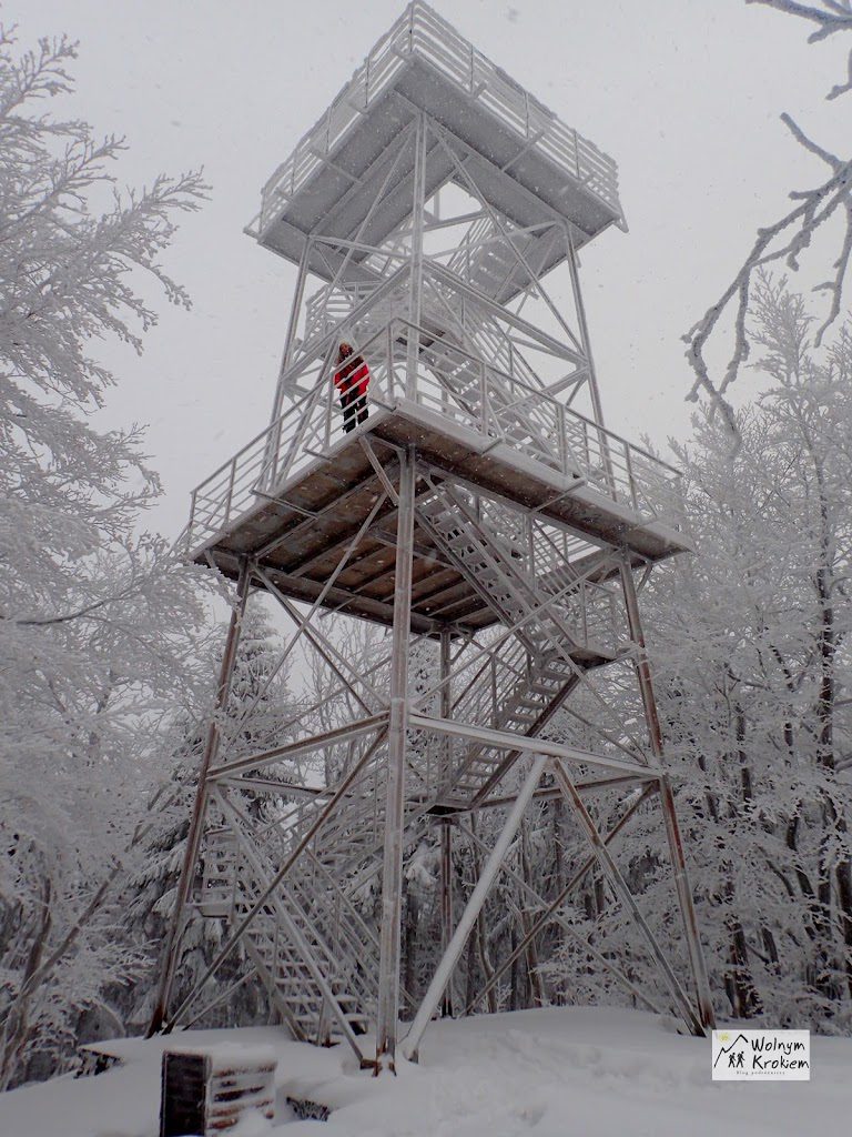 Wieża widokowa na Kalenicy zimą