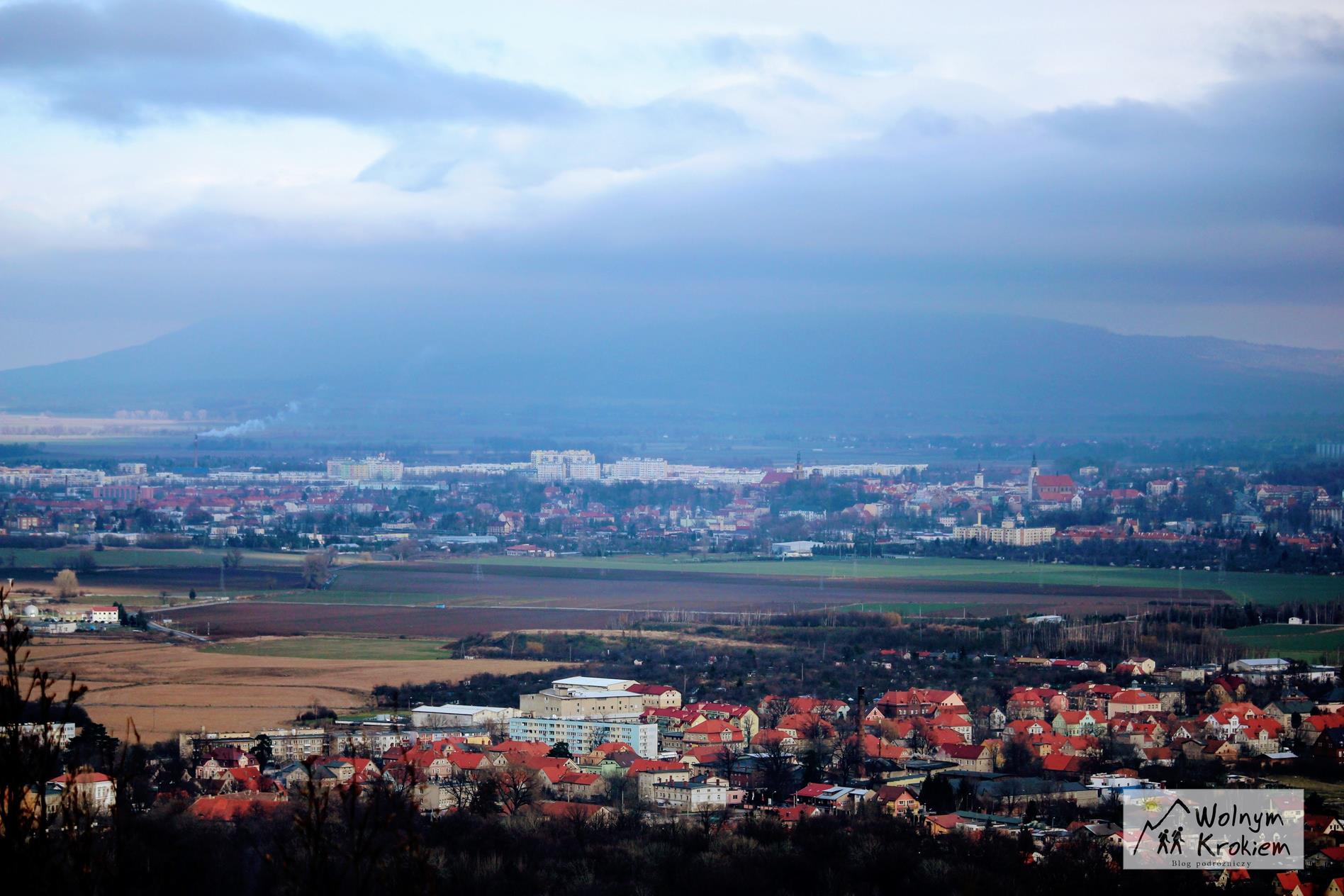 Widok z wieży widokowej na szczycie Góry Parkowej w Bielawie na Dolnym Śląsku