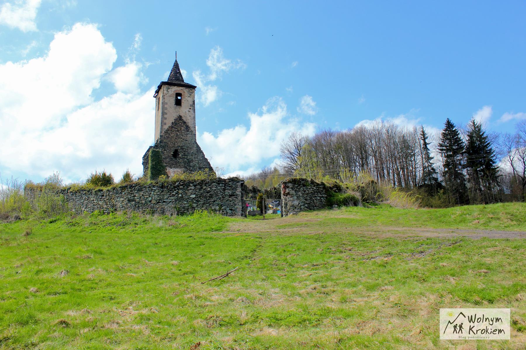 Opuszczona wieża kościelna na cmentarzu