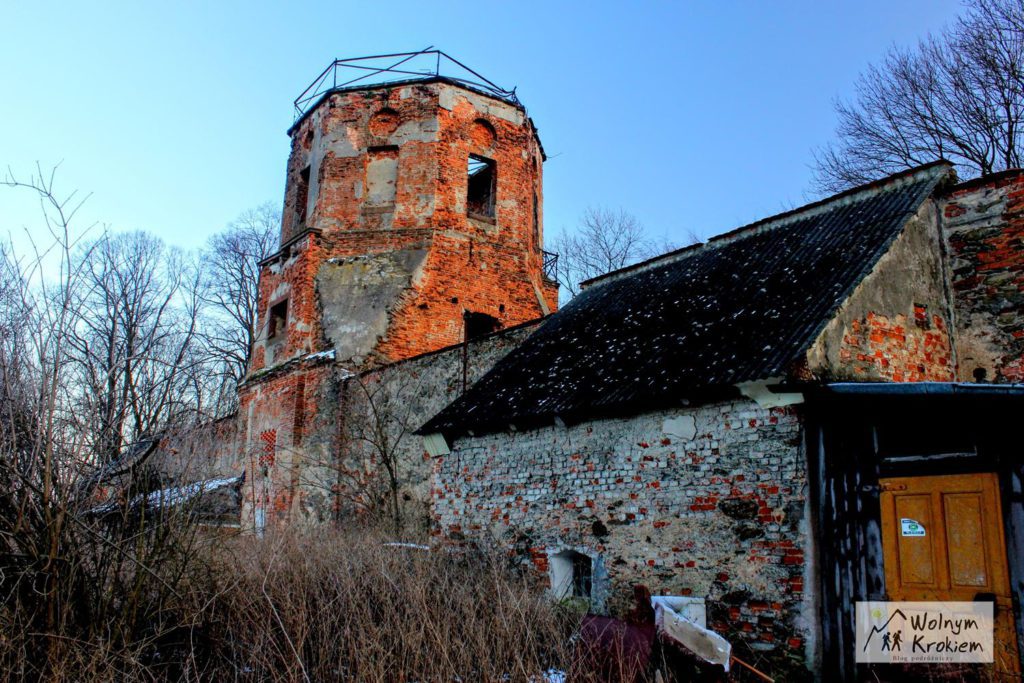 Ruiny wieży widokowej i pałac w Stolcu