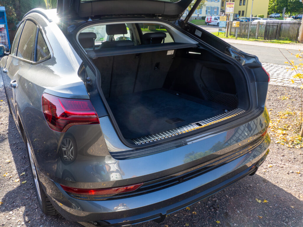 Podróż samochodem elektrycznym po Niemczech – praktyczny przewodnik dla początkujących na podstawie Audi eTron Q4 15 Audi Etron bagażnik