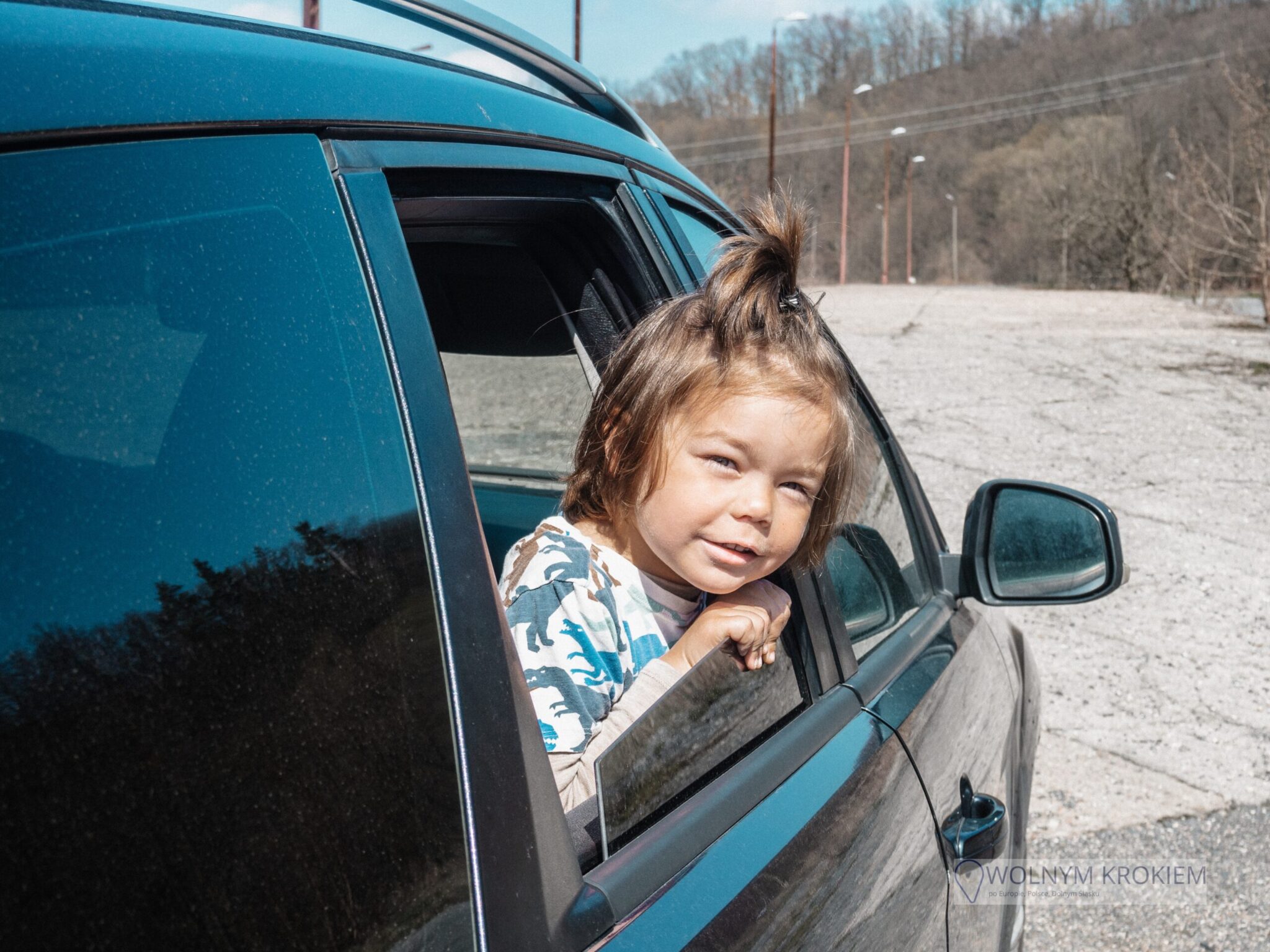 Jak zapewnić dziecku bezpieczeństwo w trakcie podróży samochodem - poradnik dla rodziców z maluchami