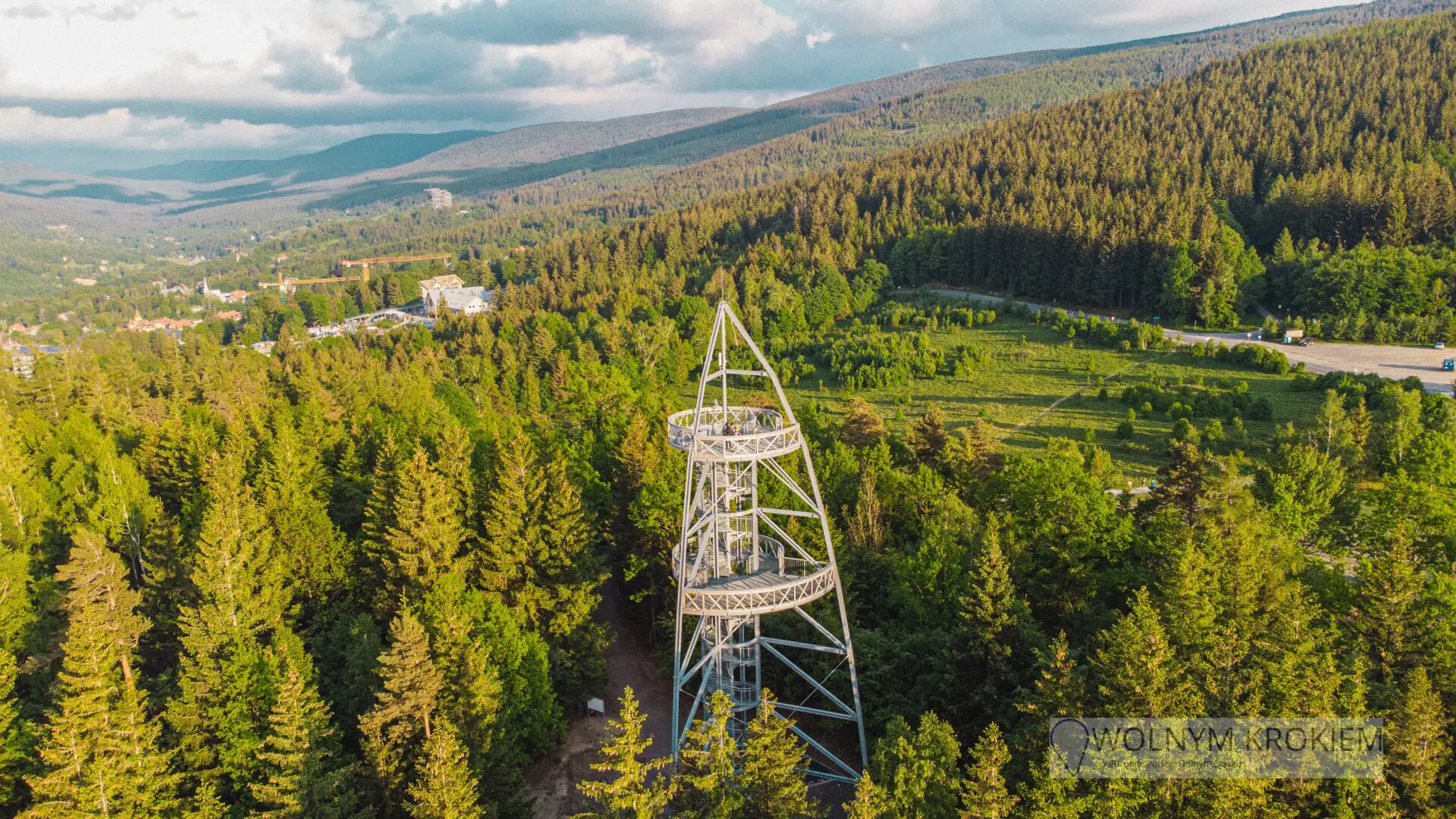 Wieża widokowa na Młynicy widziana z drona