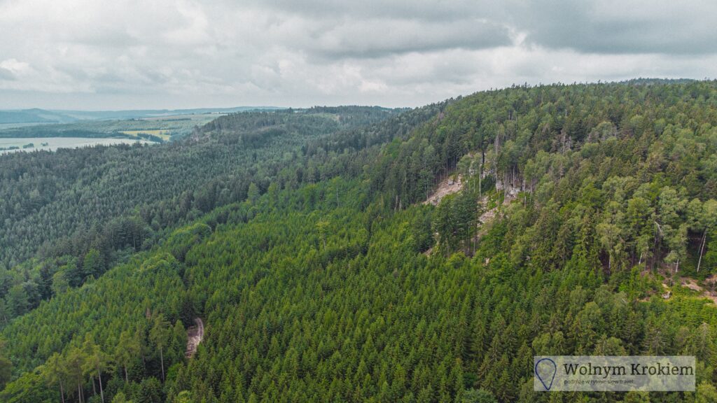 Szlak na wieżę widokową Čáp przez piękne formacje skalne w czeskim Broumovie