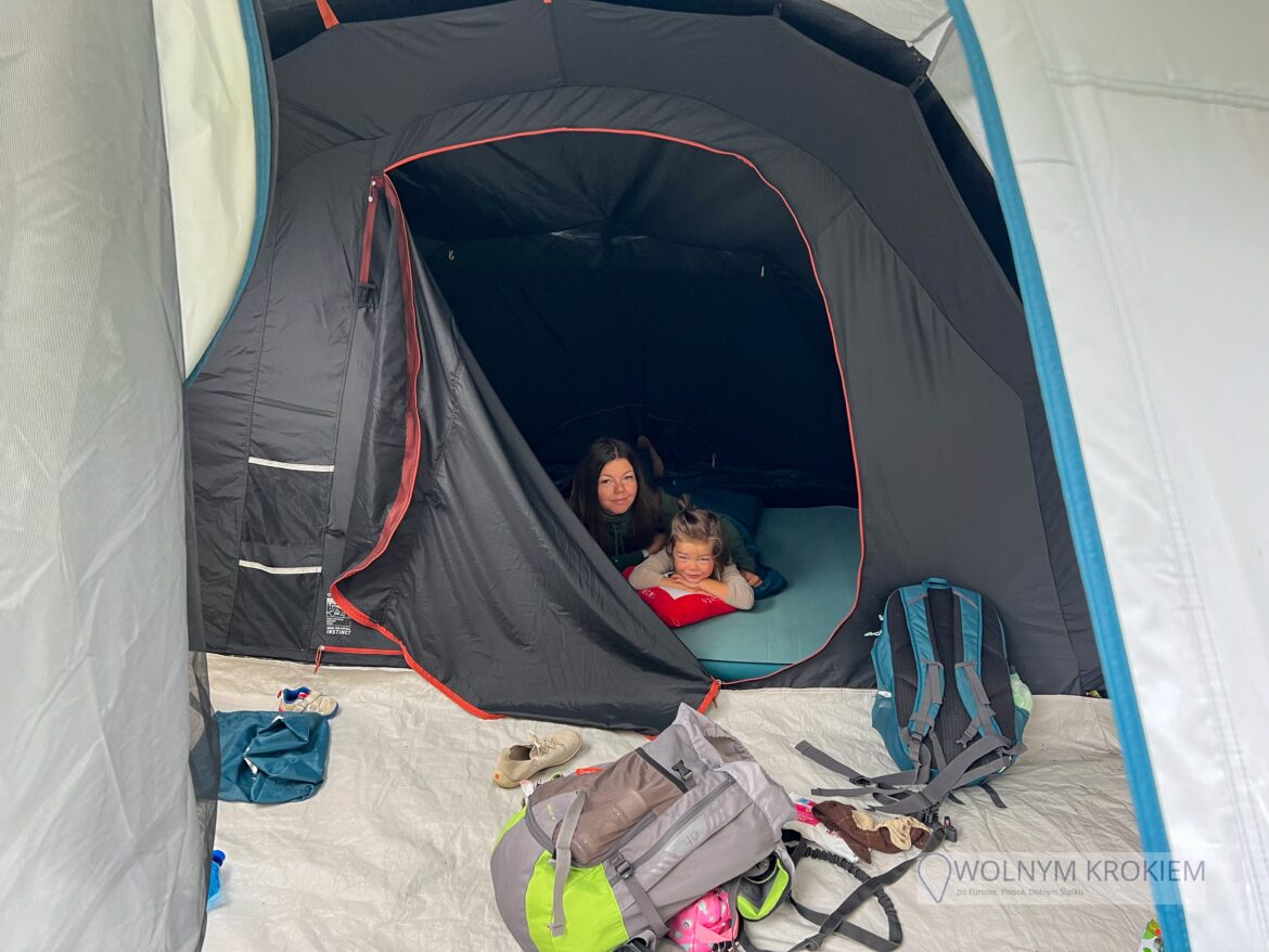 Jak przygotować się do biwakowania pod namiotem? Przewodnik dla początkujących
