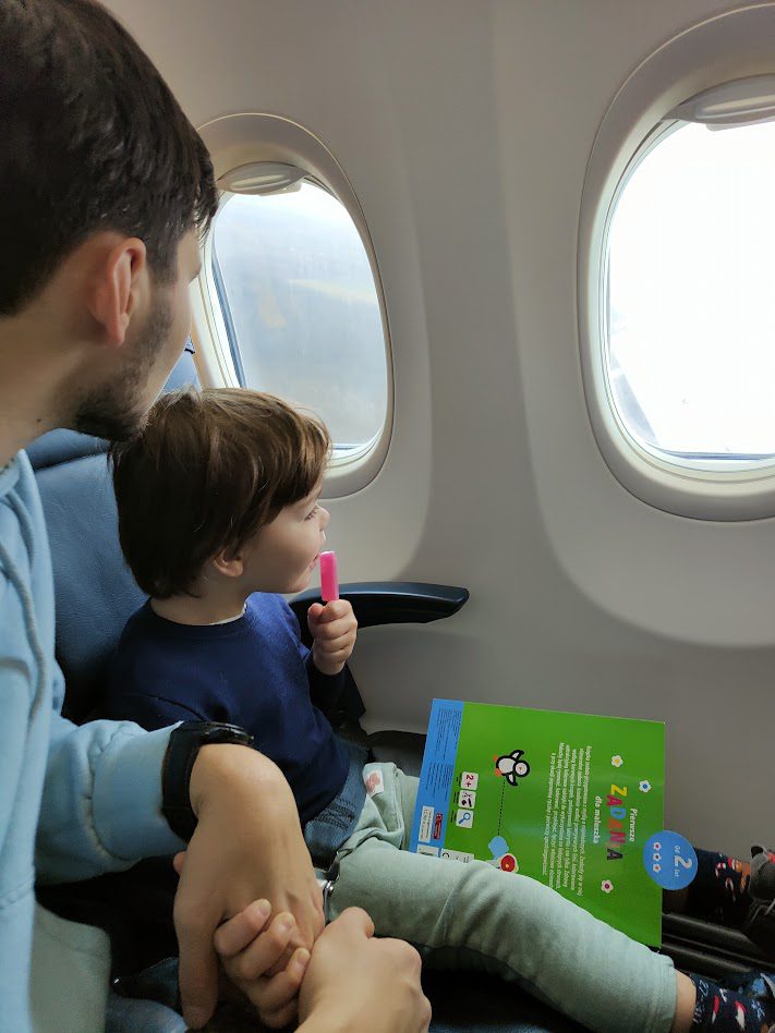 Loty samolotem z dzieckiem - jak przygotować się do podróży i jakie masz prawa - sprawdź checkliste