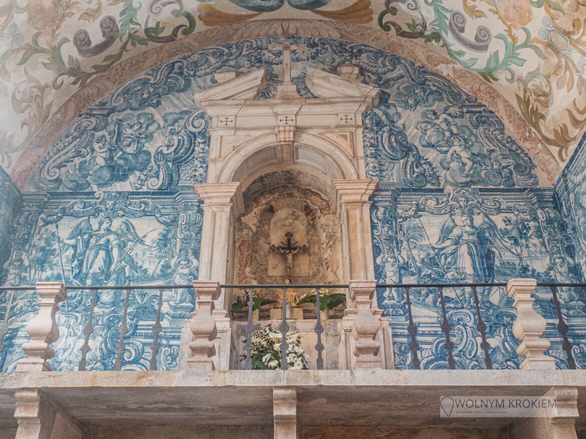 Brama miejska Porta da Vila, która jest ozdobiona XVIII-wiecznymi azulejos (glazurowanymi płytkami)