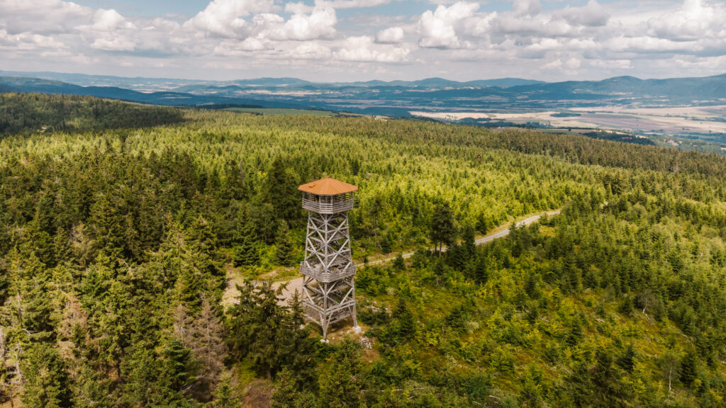 Wieża widokowa na górze Czerniec z drona DJI Mini 2