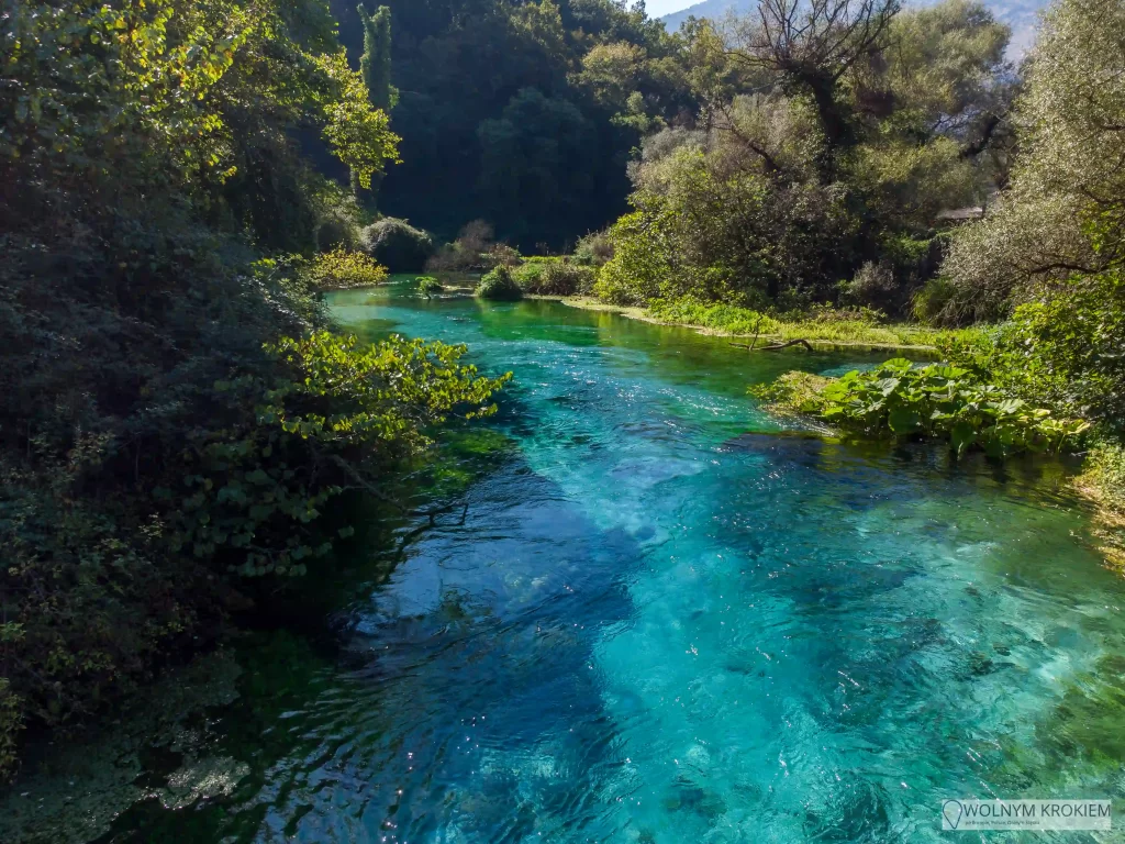 Krystalicznie czysta woda w Albanii