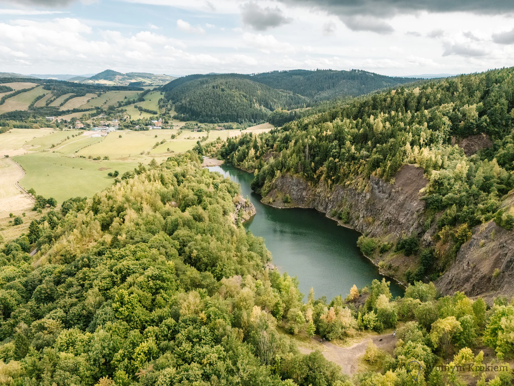 Kamieniołom Kamyki w Głuszycy – jezioro, skały i Jastrzębia Perć
